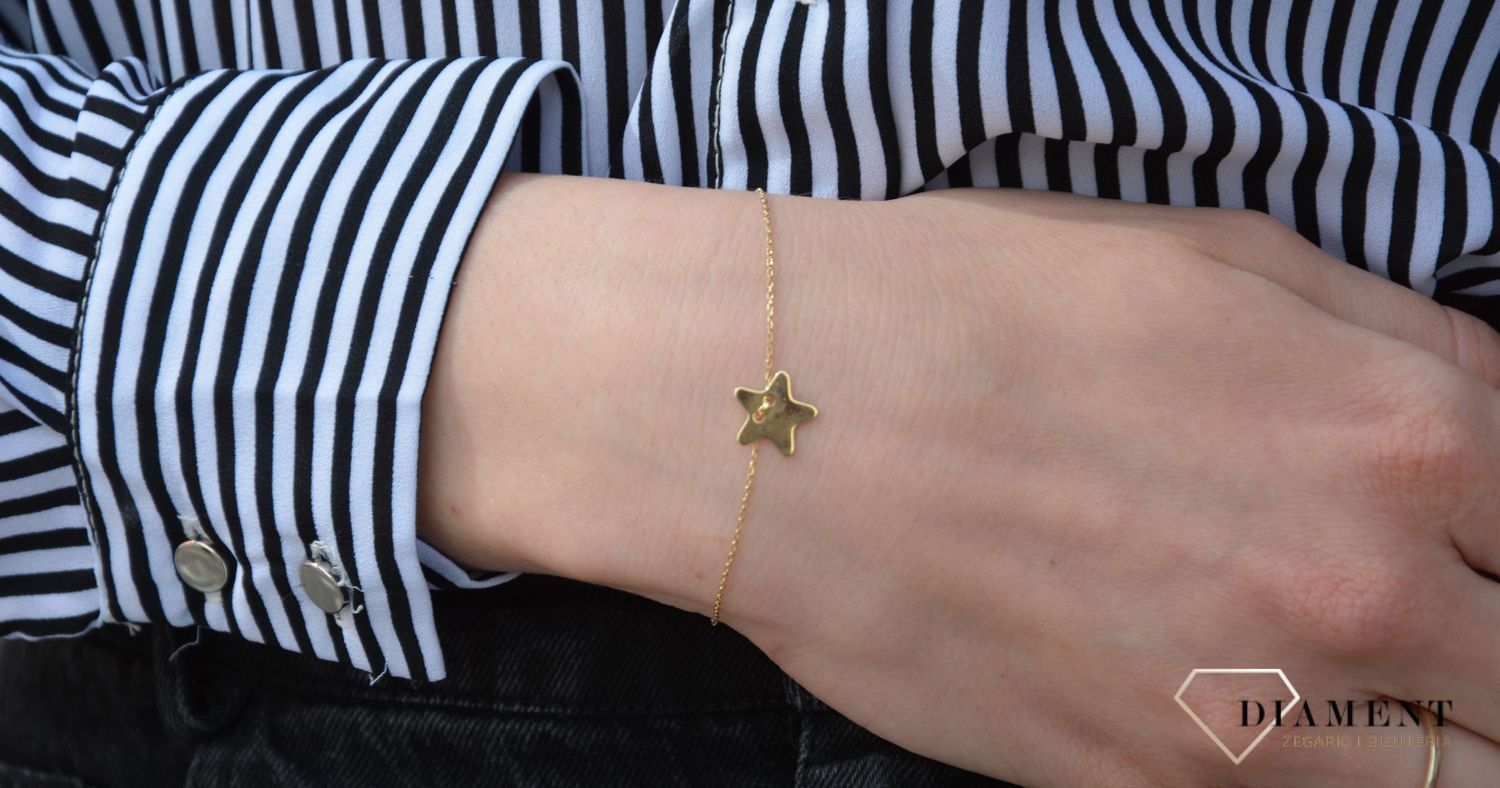 Złota bransoletka celebrytka z motywem gwiazdki. Złota bransoletka została wykonana z najwyższej jakości złota próby 585. Idealna na prezent.  (2).jpg